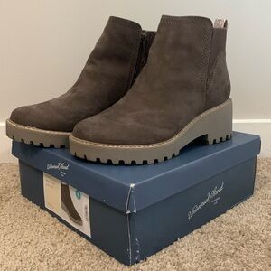 Brown Universal Thread memory foam booties